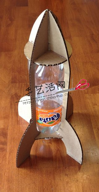 火箭模型玩具手工制作 用饮料瓶和瓦楞纸做 -  www.shouyihuo.com