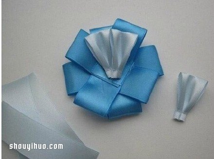美丽胸花DIY方法 胸花的制作步骤图解教程 -  www.shouyihuo.com