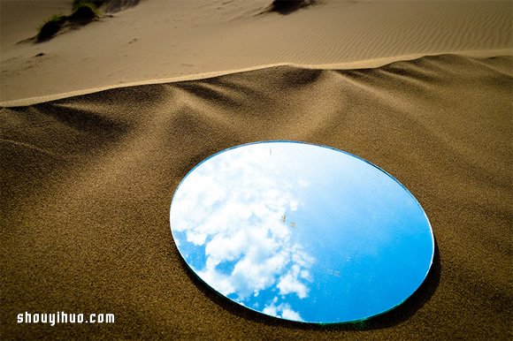 海市蜃楼般装置艺术 沙漠与高楼的镜中蓝天 -  www.shouyihuo.com