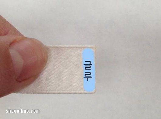 不织布手工制作漂亮婚礼签到笔的方法图解 -  www.shouyihuo.com