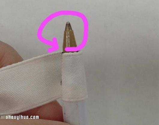 不织布手工制作漂亮婚礼签到笔的方法图解 -  www.shouyihuo.com