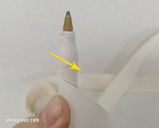 不织布手工制作漂亮婚礼签到笔的方法图解 -  www.shouyihuo.com