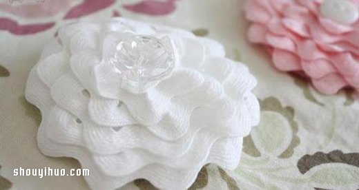 不织布和蕾丝手工制作牡丹花头花的方法 -  www.shouyihuo.com