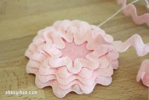 不织布和蕾丝手工制作牡丹花头花的方法 -  www.shouyihuo.com