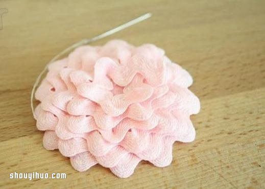不织布和蕾丝手工制作牡丹花头花的方法 -  www.shouyihuo.com