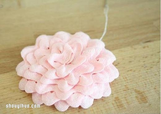 不织布和蕾丝手工制作牡丹花头花的方法 -  www.shouyihuo.com