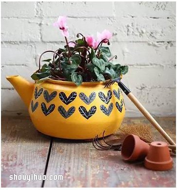 坏掉的烧水壶废物利用DIY制作花盆的方法 -  www.shouyihuo.com