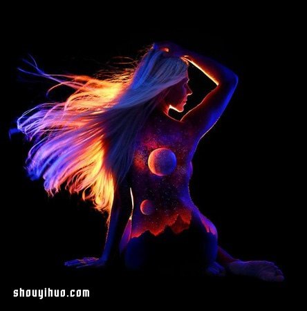 透过身体看到宇宙 令人惊叹的人体萤光彩绘 -  www.shouyihuo.com