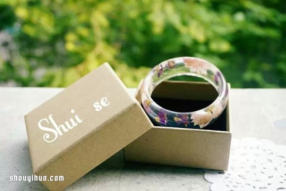 自制漂亮的水晶滴胶手镯的过程步骤图解 -  www.shouyihuo.com