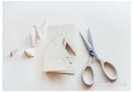 剪纸制作可爱连环小人贺卡的方法图解教程 -  www.shouyihuo.com