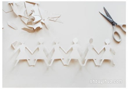 剪纸制作可爱连环小人贺卡的方法图解教程 -  www.shouyihuo.com