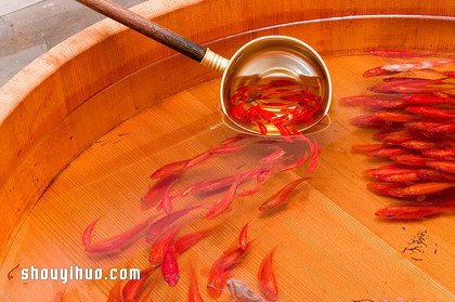 可怜小金鱼被透明树脂封存？别哭，你再仔细看 -  www.shouyihuo.com