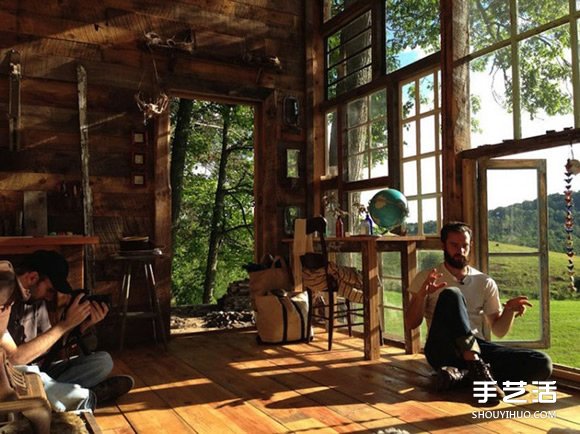 由形形色色的旧窗户拼接而成的梦幻湖边小屋 -  www.shouyihuo.com