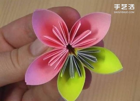 超美折纸花球的折法图解，相对还算简单的哦 -  www.shouyihuo.com