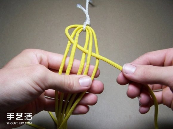 六股绳手链的编法图解 六股绳编手链的方法 -  www.shouyihuo.com