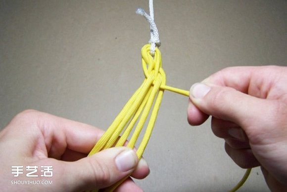 六股绳手链的编法图解 六股绳编手链的方法 -  www.shouyihuo.com