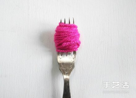 毛线球冰箱贴手工制作 简单冰箱贴手工DIY教程 -  www.shouyihuo.com