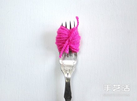 毛线球冰箱贴手工制作 简单冰箱贴手工DIY教程 -  www.shouyihuo.com