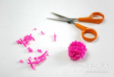 毛线球冰箱贴手工制作 简单冰箱贴手工DIY教程 -  www.shouyihuo.com