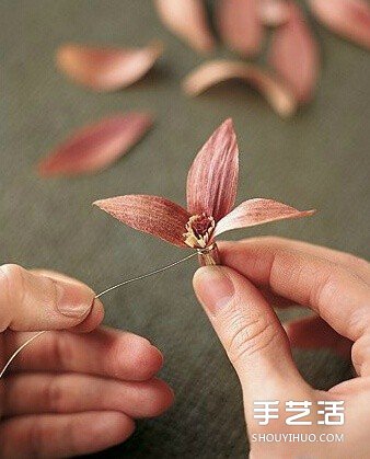 玉米叶制作花朵的方法 玉米叶DIY仿真花教程 -  www.shouyihuo.com