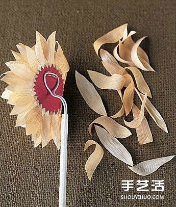 玉米叶制作花朵的方法 玉米叶DIY仿真花教程 -  www.shouyihuo.com