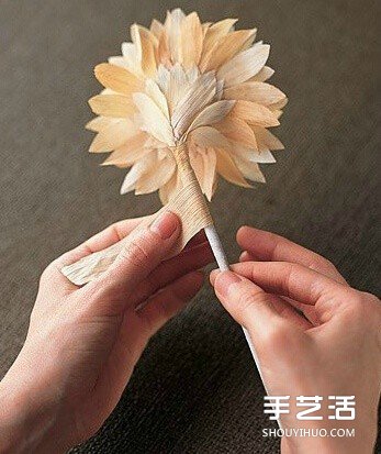 玉米叶制作花朵的方法 玉米叶DIY仿真花教程 -  www.shouyihuo.com