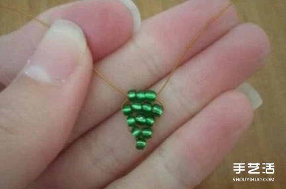 串珠玫瑰花图解 手工串珠玫瑰花的方法步骤 -  www.shouyihuo.com