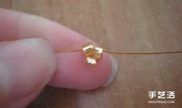 串珠玫瑰花图解 手工串珠玫瑰花的方法步骤 -  www.shouyihuo.com