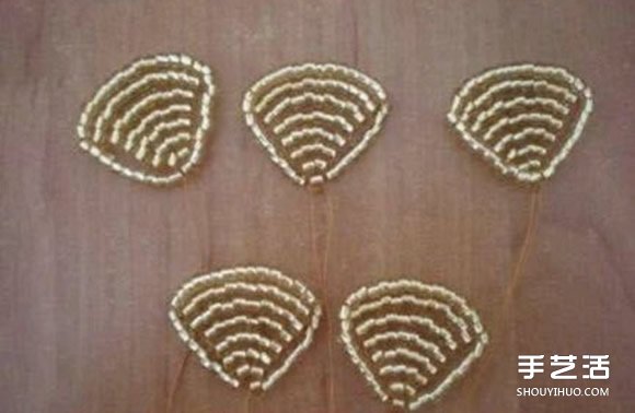 串珠玫瑰花图解 手工串珠玫瑰花的方法步骤 -  www.shouyihuo.com
