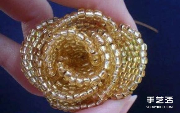 串珠玫瑰花图解 手工串珠玫瑰花的方法步骤 -  www.shouyihuo.com