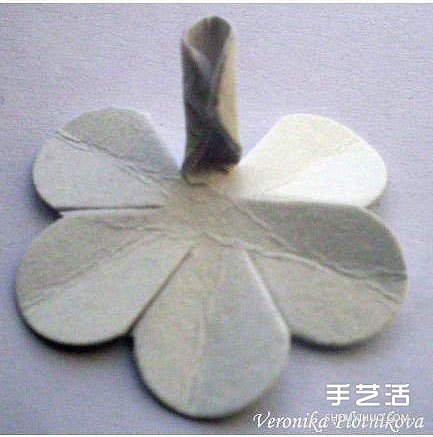 硬纸片折纸玫瑰花的方法 玫瑰花的折法步骤图 -  www.shouyihuo.com