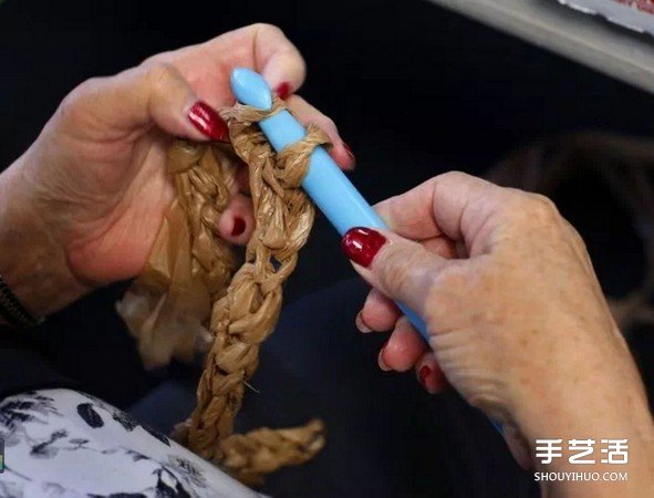 1000个塑料袋破坏地球？他们用双手编织温暖睡垫 -  www.shouyihuo.com