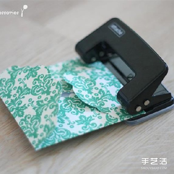 漂亮贺卡的制作方法 带丝带节日卡片手工制作 -  www.shouyihuo.com