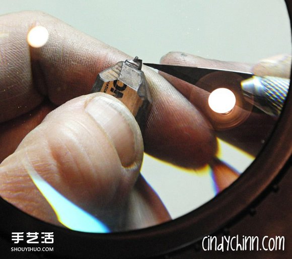 铅笔笔尖上的精致雕刻 让你领略手工微雕之美 -  www.shouyihuo.com