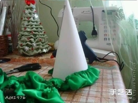 简单立体丝绸圣诞树的制作方法图解教程 -  www.shouyihuo.com