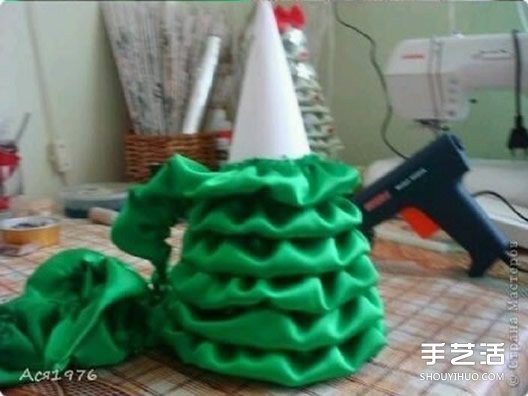 简单立体丝绸圣诞树的制作方法图解教程 -  www.shouyihuo.com