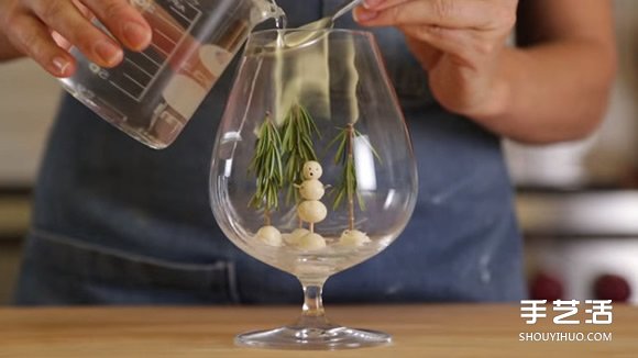 高脚玻璃杯DIY手工制作浪漫雪景造型杯的方法 -  www.shouyihuo.com