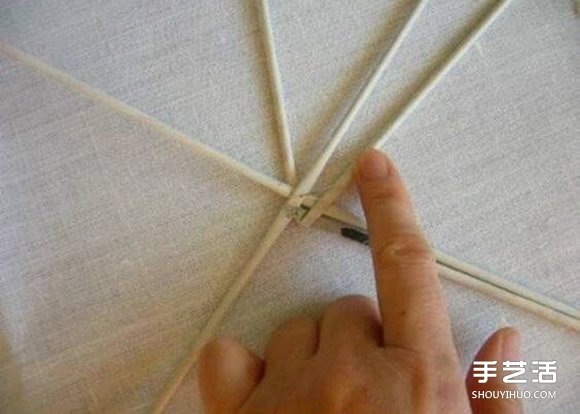 废旧报纸编球的方法 编织球用报纸DIY制作 -  www.shouyihuo.com