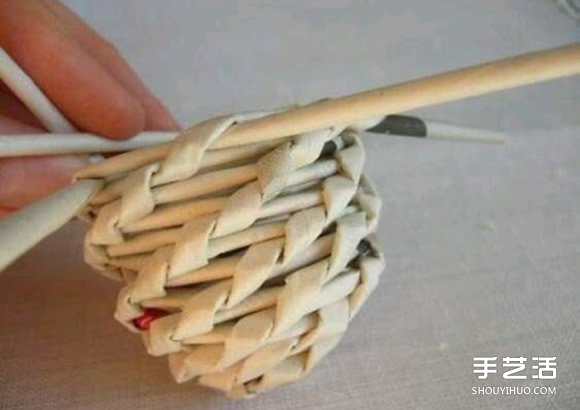 废旧报纸编球的方法 编织球用报纸DIY制作 -  www.shouyihuo.com