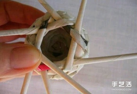 废旧报纸编球的方法 编织球用报纸DIY制作 -  www.shouyihuo.com