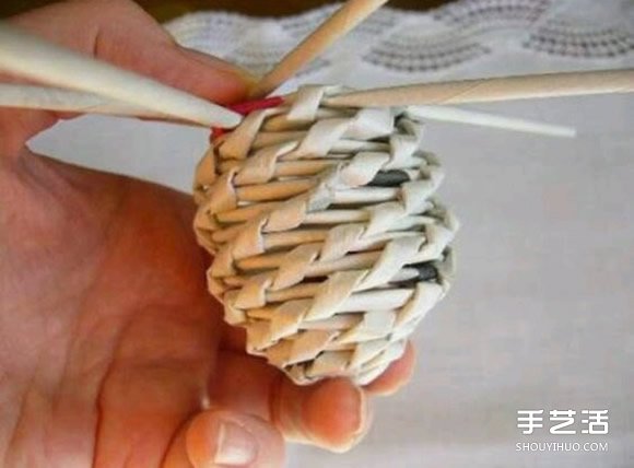 废旧报纸编球的方法 编织球用报纸DIY制作 -  www.shouyihuo.com