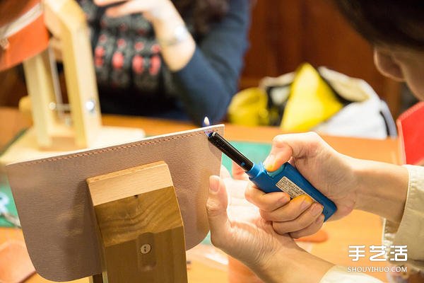 暖暖日式经典皮革小书包DIY手工制作图解教程 -  www.shouyihuo.com