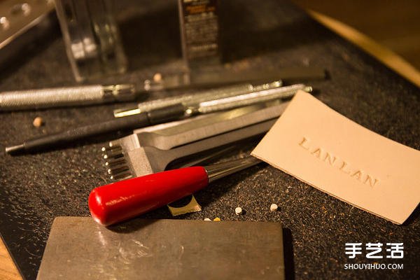 暖暖日式经典皮革小书包DIY手工制作图解教程 -  www.shouyihuo.com