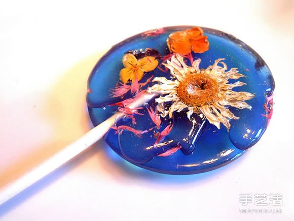 把花瓣藏进棒棒糖里 赏心悦目的花朵甜点DIY -  www.shouyihuo.com