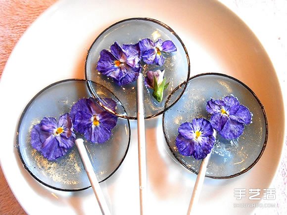 把花瓣藏进棒棒糖里 赏心悦目的花朵甜点DIY -  www.shouyihuo.com