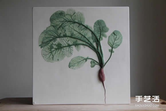 将花草和蔬菜放入陶土 制作出植物化石瓷砖 -  www.shouyihuo.com