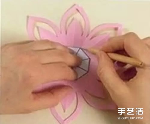 莲花烛台的制作方法 剪纸制作莲花烛台图解 -  www.shouyihuo.com