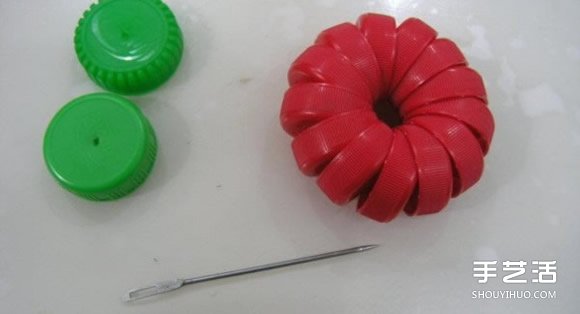 简易瓶盖灯笼手工制作教程 瓶盖做灯笼的方法 -  www.shouyihuo.com