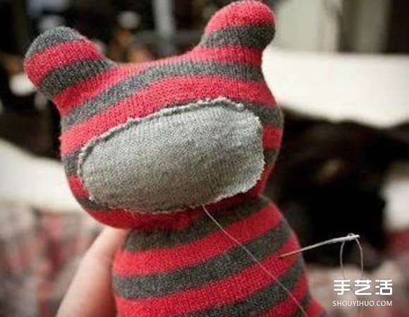 袜子小熊手工制作教程 毛绒小熊用袜子做图解 -  www.shouyihuo.com