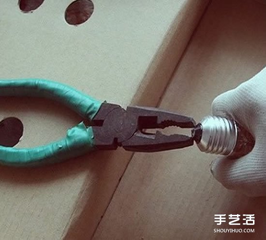 废旧灯泡制作花盆 DIY迷你盆景的方法步骤 -  www.shouyihuo.com